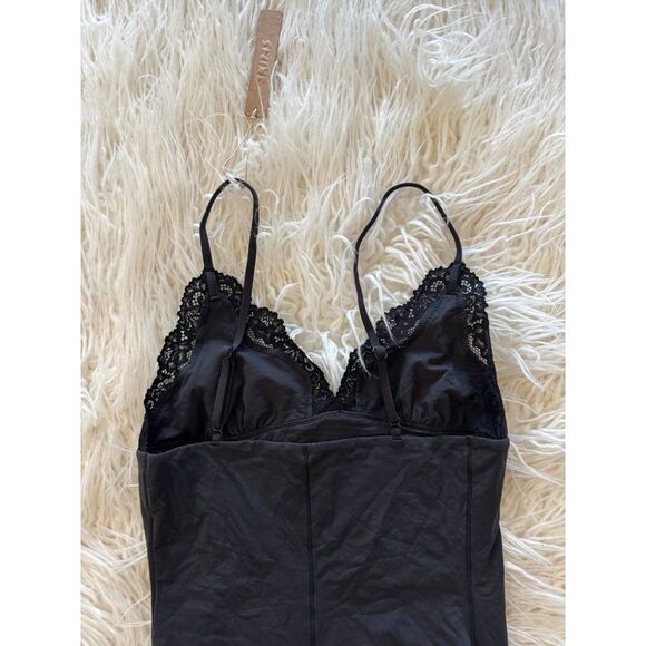 Skims Fits Everybody Lace Triangle Onesie Onyx Size Medium - Picture 9 of 12